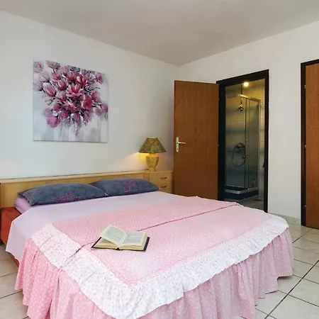 One-bedroom In Apartment *
